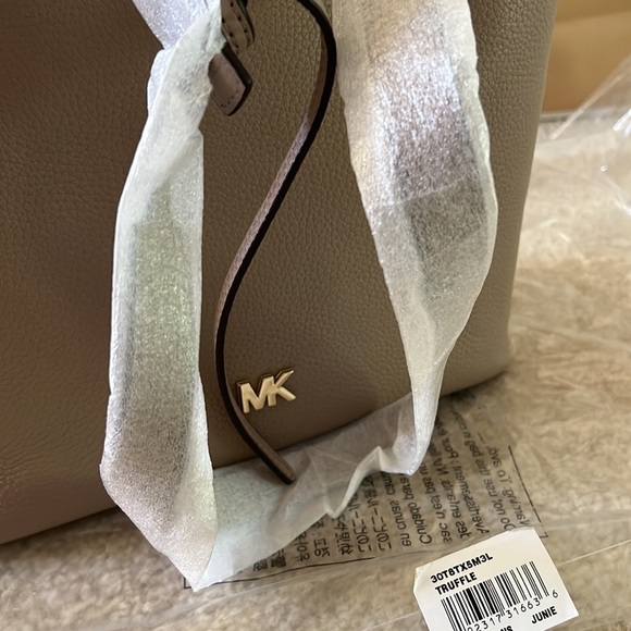 MICHAEL KORS JUNIE LARGE MESSENGER LEATHER SHOUDER PURSES 11x11 GOLD HARDWARE - Picture 12 of 13